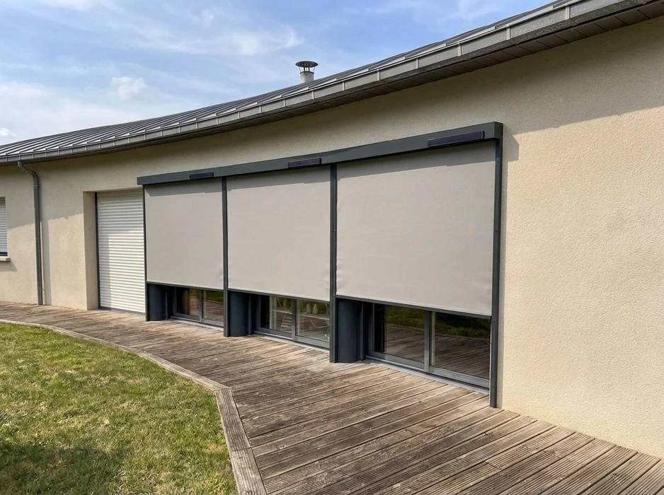 Façade extérieure d'une maison contemporaine avec terrasse en bois composite
