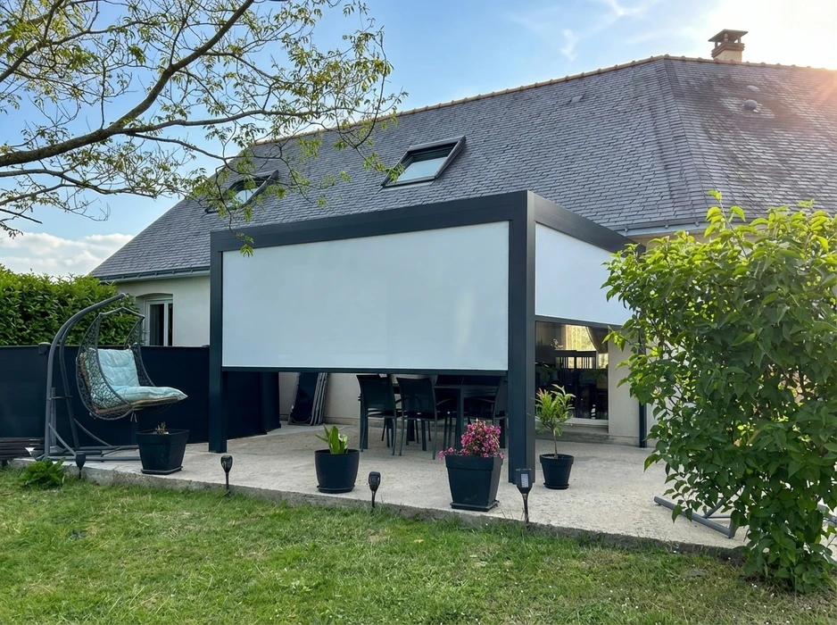 Terrasse couverte par une pergola bioclimatique aluminium anthracite avec store screen vertical motorisé blanc