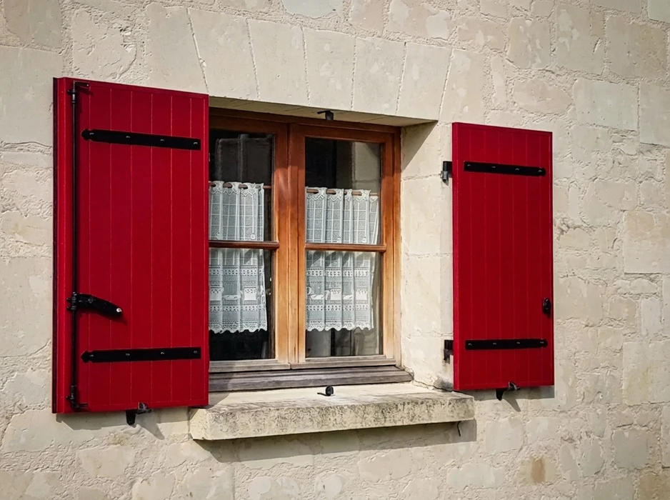 Façade rénovée d'un immeuble haussmannien, style éclectique fin XIXe